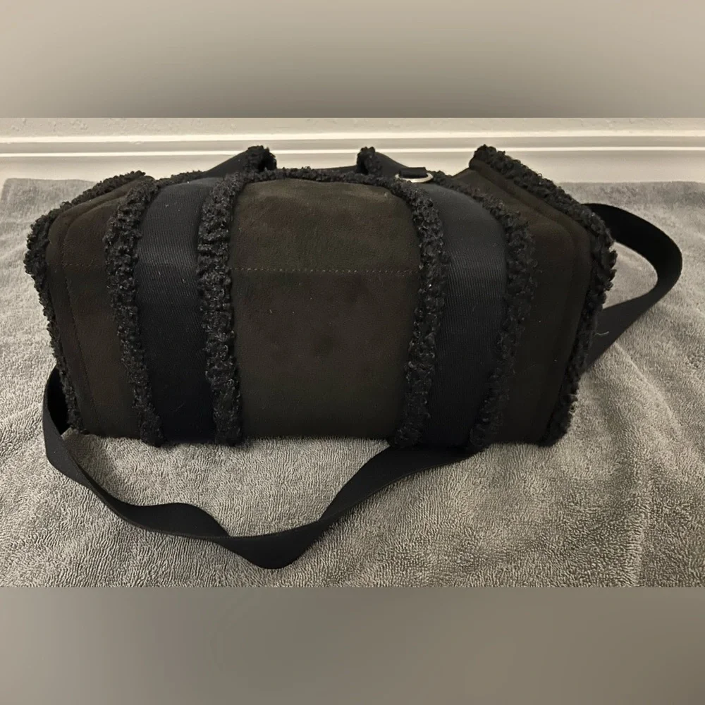 lululemon Boxy Mini Tote Bag 4.5L with Faux Shearling Trims. - Picture 3 of 5